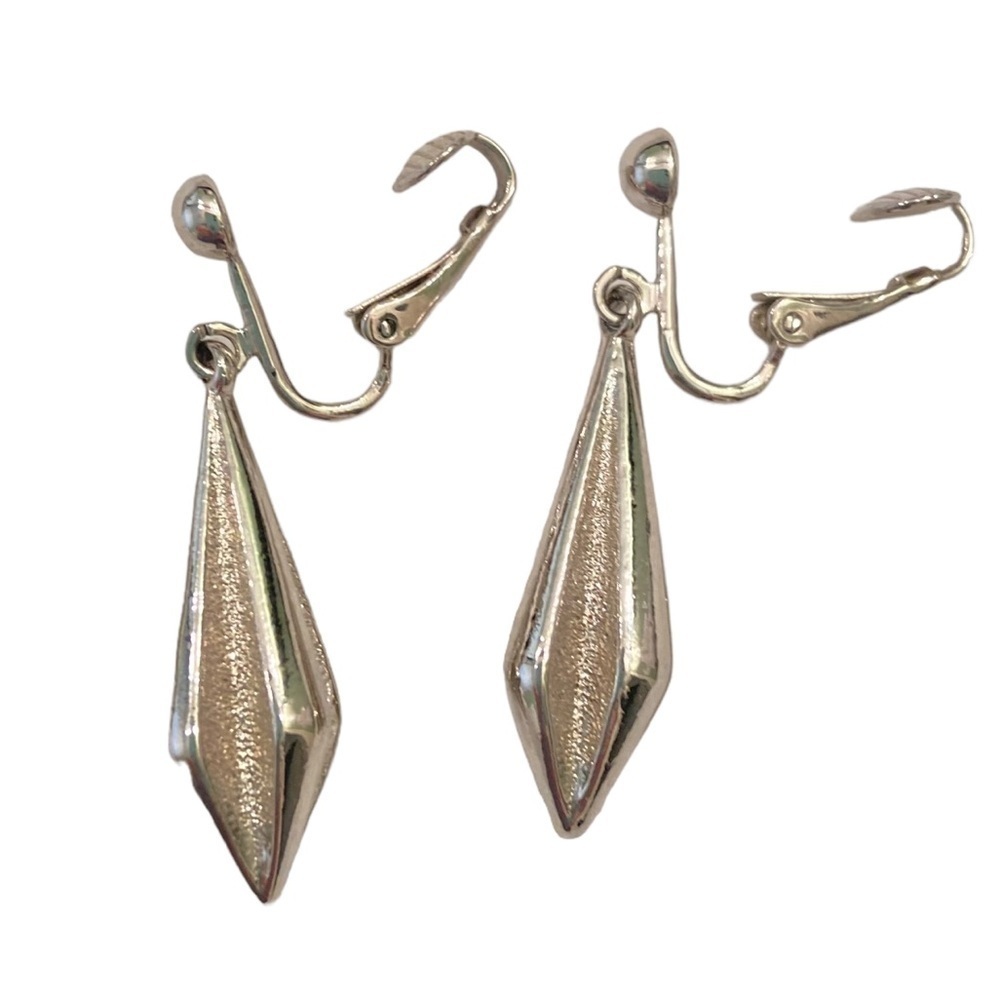 Vintage silver tone triangular shape textured 1 inch drop clip on earrings
